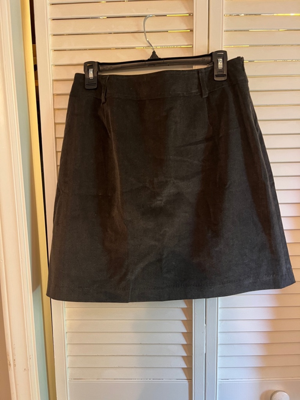 Liz Claiborne Dark GrayA-Line Corduroy Skirt
Waist:15”
L: 19”
Hip:19.5
H # 57
